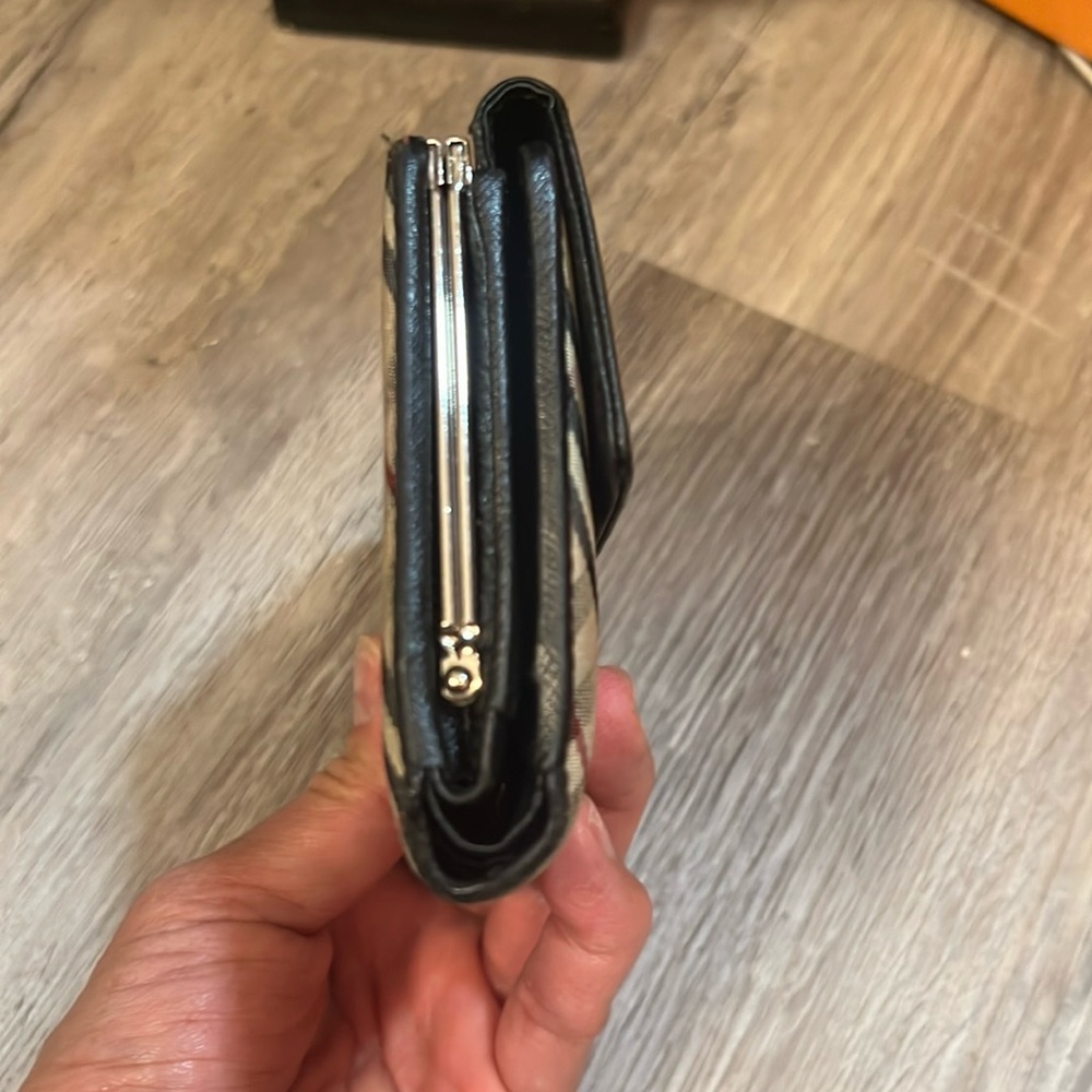 Pre loved Burberry wallet - Picture 8 of 10